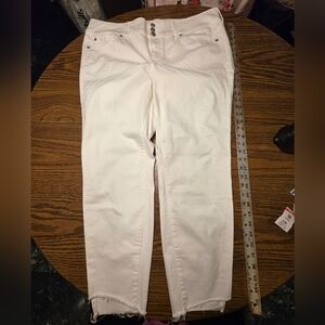 Torrid Super Soft Jegging White Denim Plus Size 18R Distressed